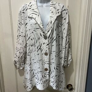 JM collection Women XL Artsy black And White  Jacket Shirt Funky Buttons